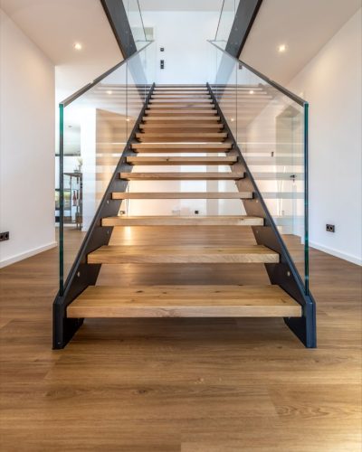 Gerade HPL Dünnwangentreppe mit beidseitig Glasgeländer